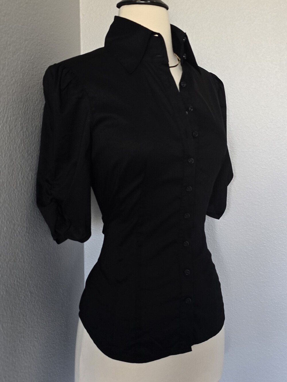 NWOT bebe Black Fitted Button Front Blouse Puff Sleeves Floral Button Sz Small - Picture 2 of 7